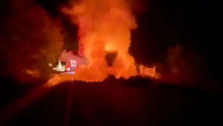 Seyir Halindeki Kamyonet Korkunç Bir Yangına Tesadüf Etti!