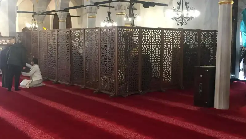 Teravih Namazında Kadın-Erkek Yan Yana İddiası: Dini Uygunluk ve Toplumsal Tepkiler