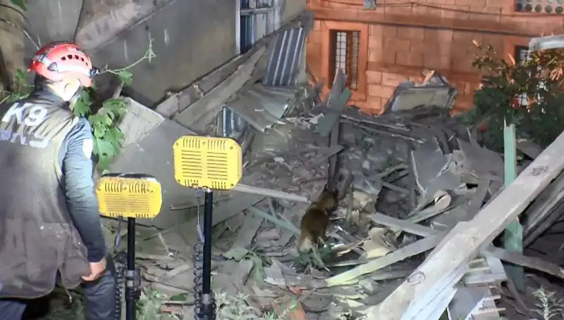 İstanbul'da Deprem Felaketi: Hasar Alan Bina Çöktü, Can Kaybı ve Yaralılar Var